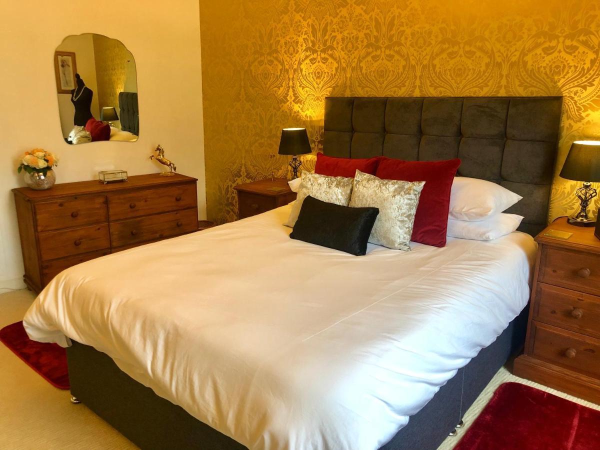 Heart Of Ayr: Elegant Townhouse In Central Ayr Extérieur photo