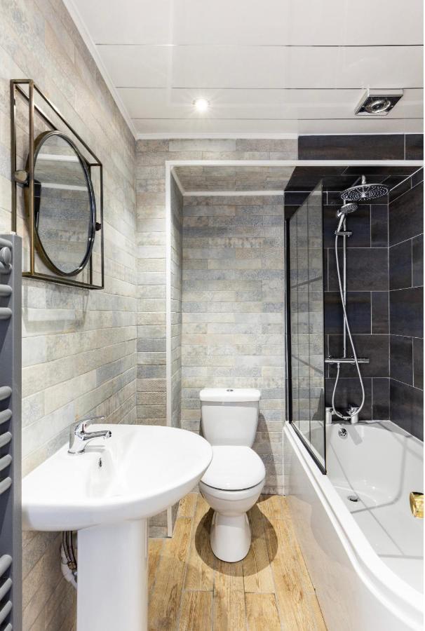 Heart Of Ayr: Elegant Townhouse In Central Ayr Extérieur photo